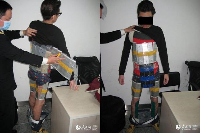 L'uomo con 94 iPhone legati al corpo mentre viene arrestato ad Hong Kong La polizia perquisisce l'uomo con gli iPhone