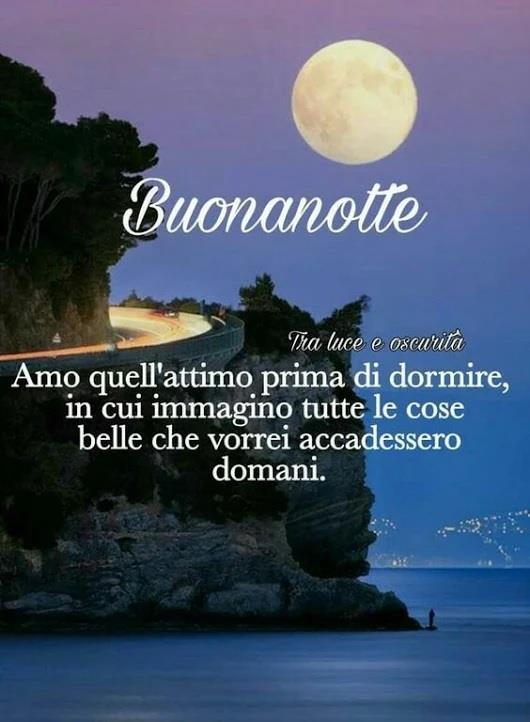 La vista di una scogliera a picco sul mare