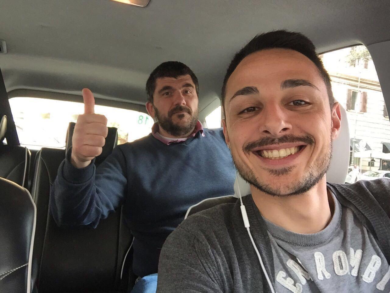 Immagini divertenti per WhatsApp - Due ragazzi in automobile