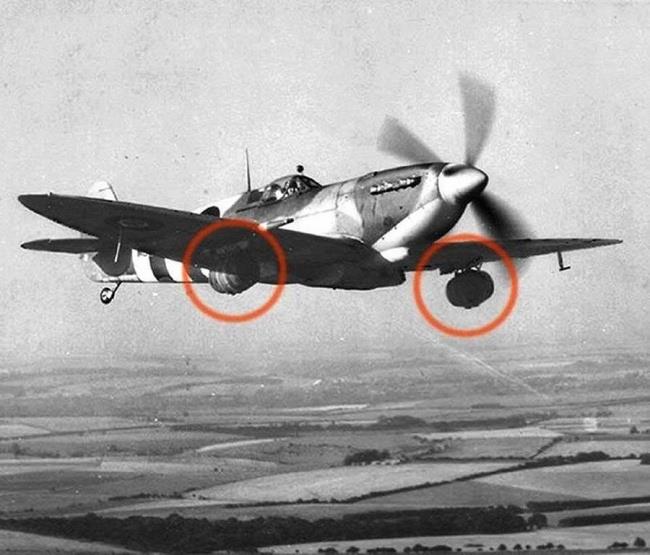 Immagine che raffigura un aereo inglese consegna barili di birra per le truppe al fronte