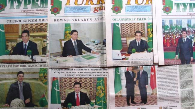 Immagini del presidente del Turkmenistan usate per pulirsi in bagno Pagine di giornali del Turkmenistan
