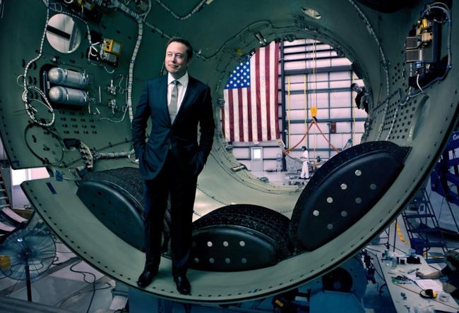 Così si crea Matrix, Musk fonda Neuralink Elon Musk all'interno di una navicella SpaceX