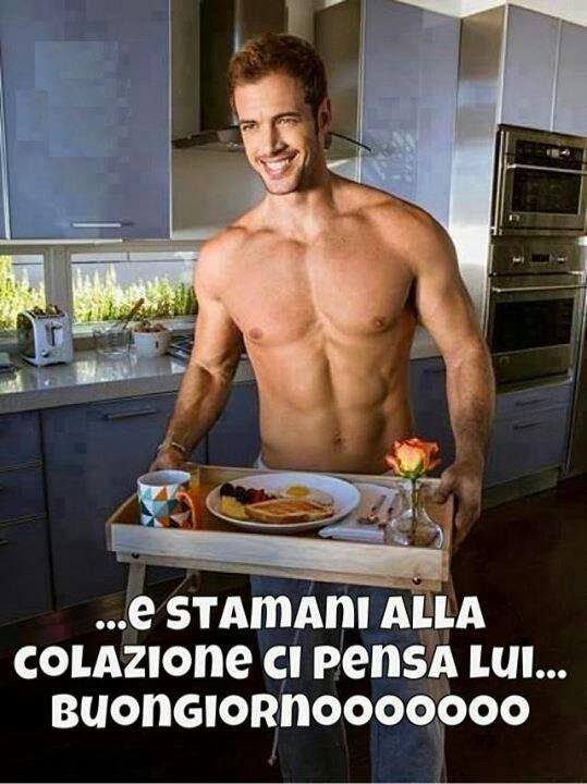 Un ragazzo a torso nudo che prepara la colazione - Immagini sexy per il buongiorno, buon compleanno, buonanotte e buona domenica