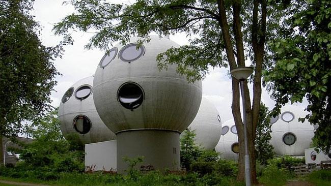 Le case sferiche futuristiche esistono in Olanda Le case a sfera olandesi