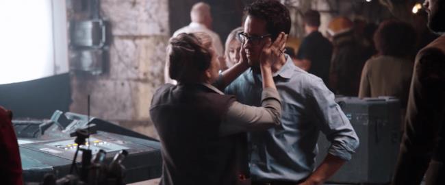 Carrie Fisher e J. J. Abrams sul set di Star Wars 7