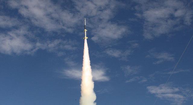 Un missile della NASA diretto al cielo. Uno dei missili lanciati dalla NASA in passato.