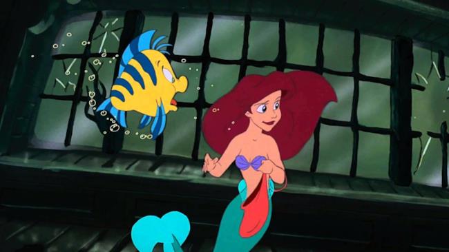 Ariel gioca in un relitto che potrebbe tranquillamente essere la nave affondata dei genitori di Elsa e Anna.
