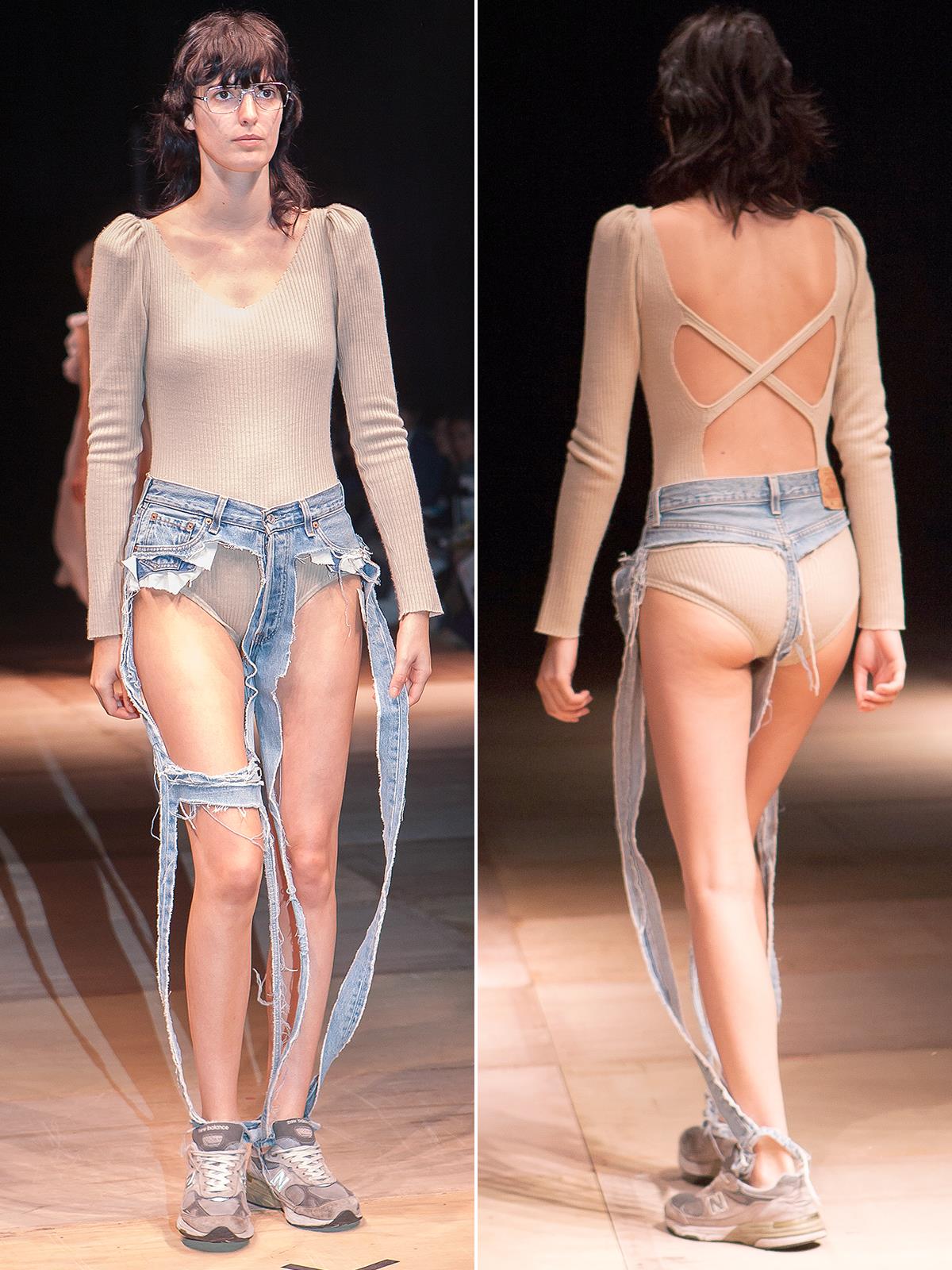 Una modella indossa i Jeans perizoma