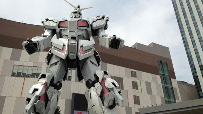 La gigantesca statua di Gundam sorta a Odaiba Un Gundam a protezione di Odaiba, vicino Tokyo