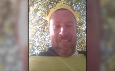 Curtis Combs sorride alla telecamera