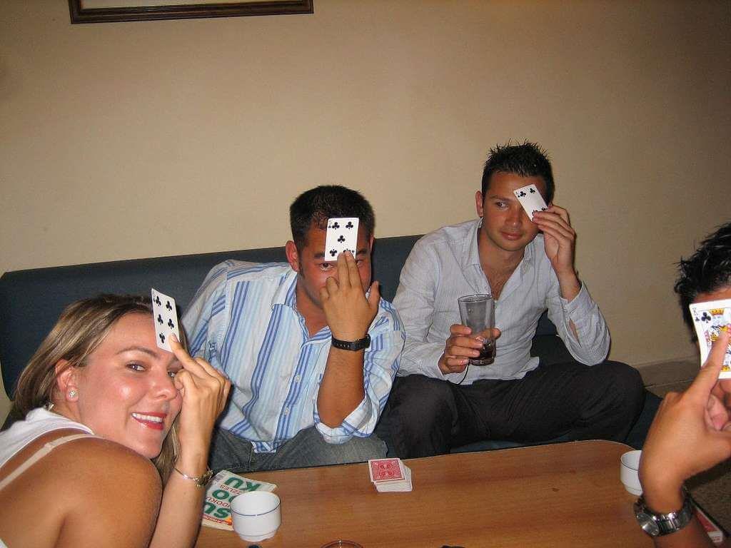 Ragazzi che giocano a poker indiano