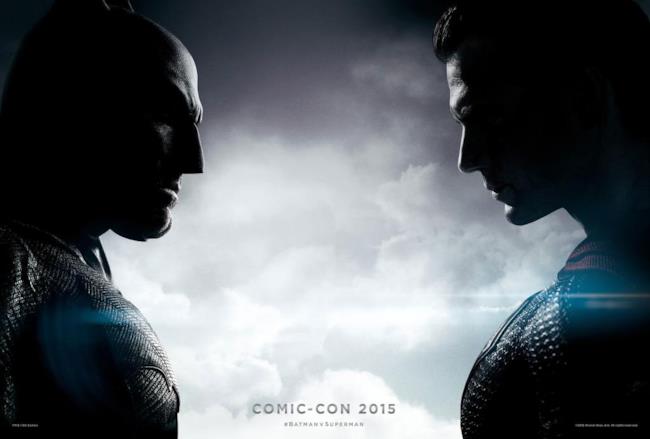 Immagine promozionale di Batman v Superman: Dawn of Justice con gli eroi che si preparano allo scontro