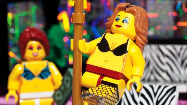 Il set LEGO strip club vietato ai minori Due figurine del LEGO strip club