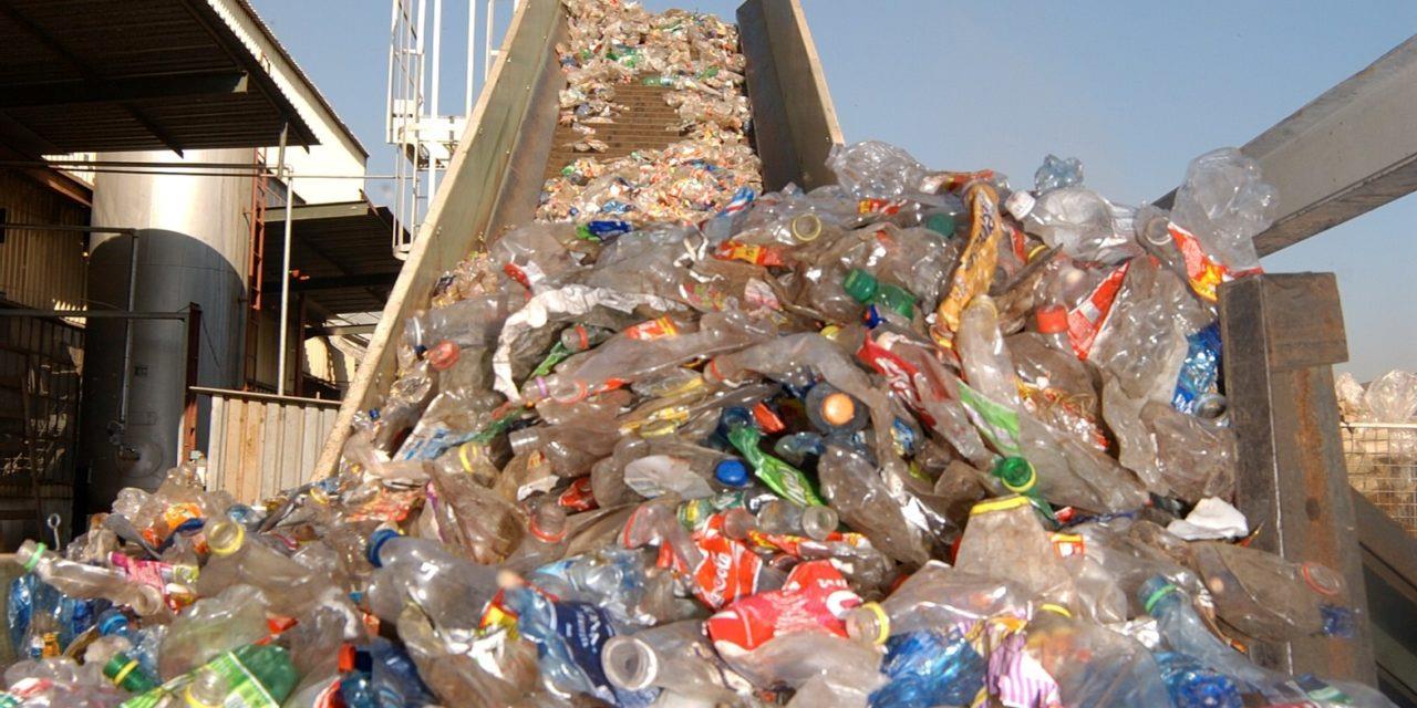 Una montagna di bottiglie di plastica da smaltire