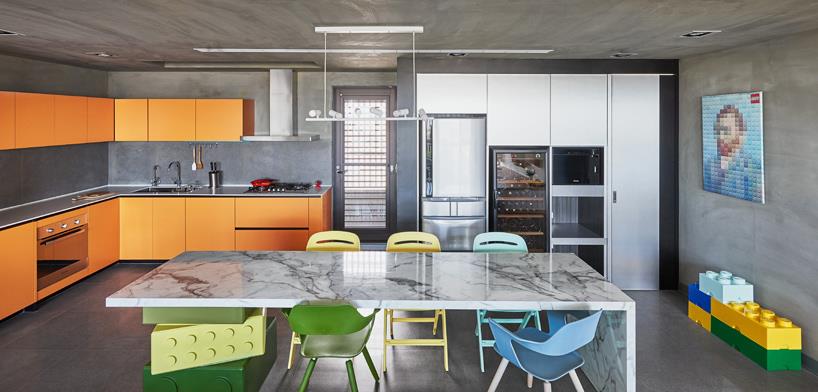 La cucina ispirata alle costruzioni LEGO ha uno stile contemporaneo.