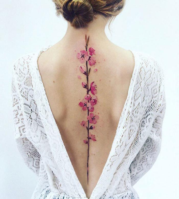 Un tatuaggio a fiori sulla schiena- Tatuaggi per la spina dorsale, i più belli per la tua schiena