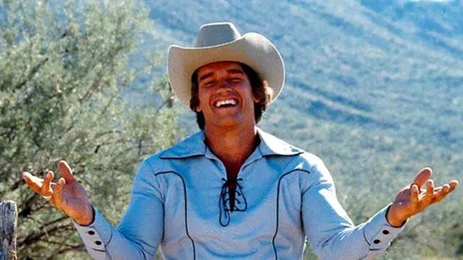 Schwarzenegger protagonista di una serie western per Amazon Schwarzenegger vestito da cowboy