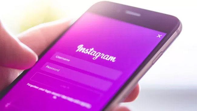 Arriva il nuovo Instagram Direct Uno smartphone con la schermata di Instagram