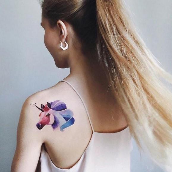 Un tatuaggio watercolor con un unicorno - Tatuaggi acquarello, alcune fantastiche idee per i tuoi lavori