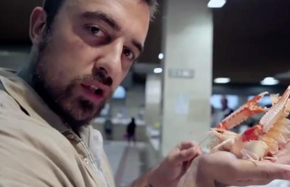 Chef Rubio vince al suo ritorno in Sardegna per Unti e Bisunti 2 Chef Rubio in fase di vestizione