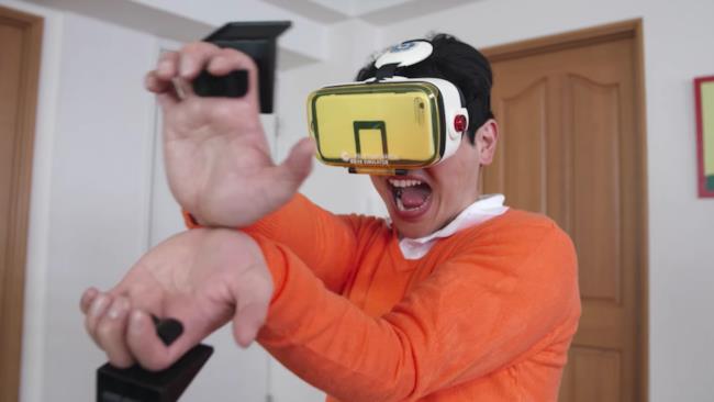 Dragon Ball Z e realtà virtuale il sogno si avvera Ragazzo prova a lanciare un'onda energetica grazie al nuovo VR dedicato a Dragon Ball Z