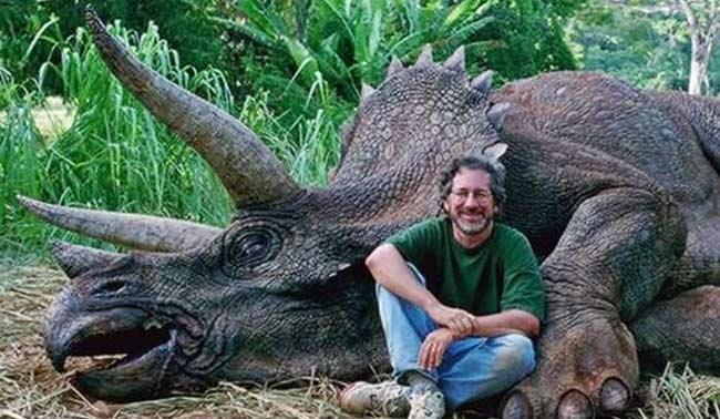 Steven Spielberg attaccato perché "ha ucciso un dinosauro" Immagine di Steven Spielberg con un dinosauro finto sul set di Jurassic Park