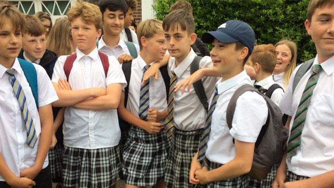 La preside vieta i pantaloncini e i ragazzi vanno a scuola in gonna I ragazzi dell'Isca Academy in gonnella