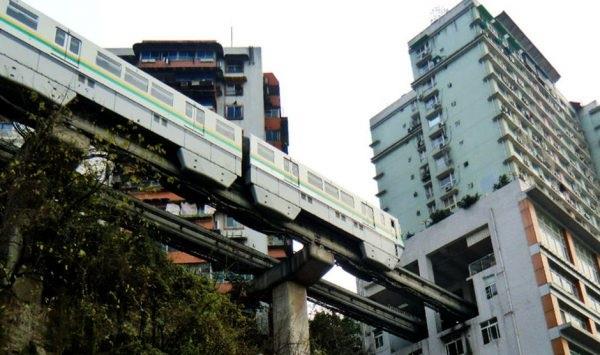 Ecco il treno cinese che passa all'interno degli edifici La monorotaia della città di Chongqing