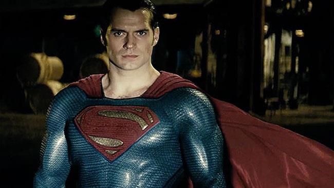 La prima clip di Batman v Superman promette la morte dell'Uomo Pipistrello Superman nel nuovo film DC