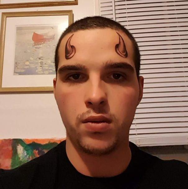 Due corna tatuate sulla fronte - I peggiori tatuaggi mai realizzati
