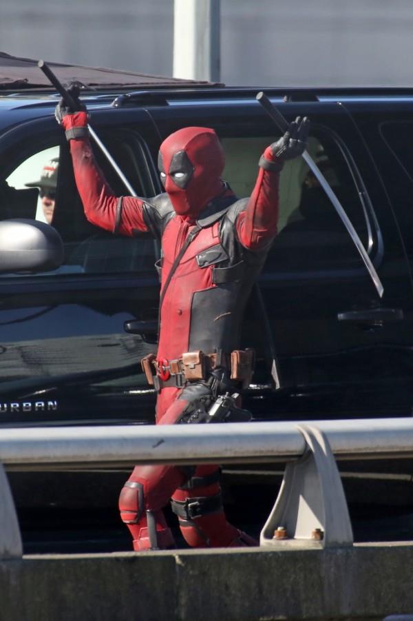 Deadpool con le sue katane sul set del film