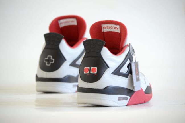 Una delle foto di presentazione delle nuove Air Jordan a tema NES.