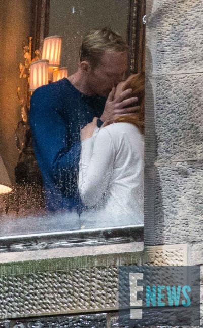 Un bacio appassionato tra Visione e Scarlet Witch