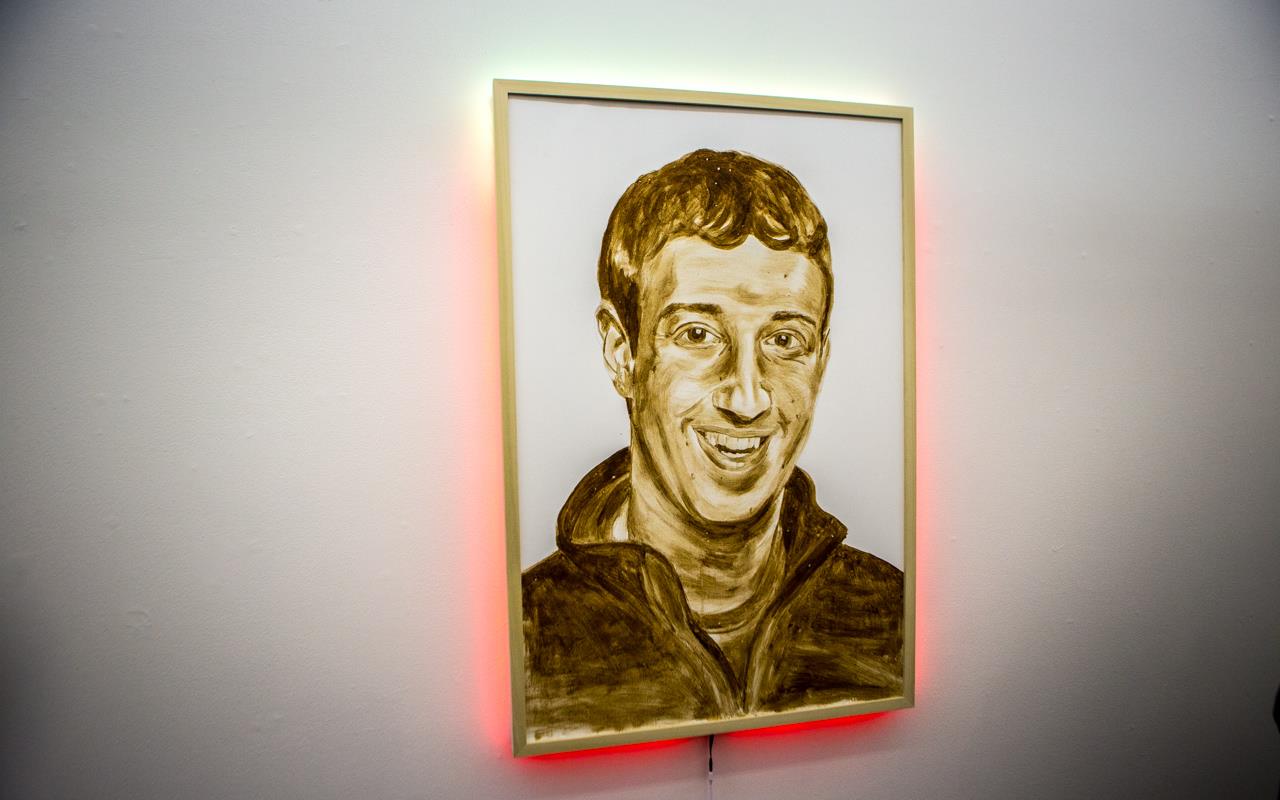Il ritratto di Mark Zuckerberg fatto con le feci di KATSU