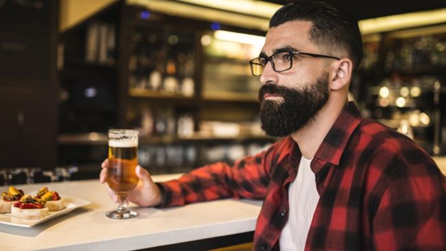 Un tipico hipster La foto di un ragazzo hipster