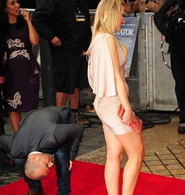 Un uomo guarda il sedere di una donna da molto vicino
