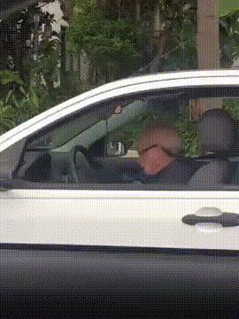 Un vecchietto segue il ritmo in macchina - Le GIF più divertenti da scaricare e condividere su Facebook e WhatsApp