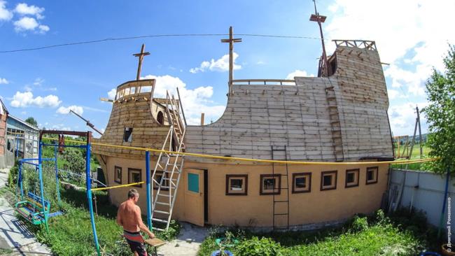 Ecco un'immagine del galeone in legno creato da un falegname russo Ecco la replica del galeone di Sir Francis Drake creato da un falegname russo