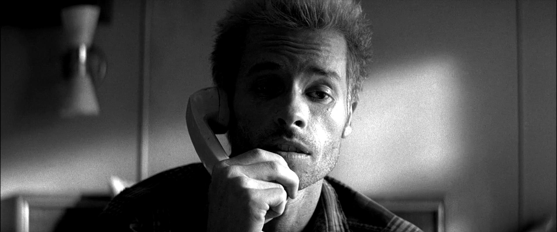 Guy Pearce, protagonista di Memento, in un flashback del film.