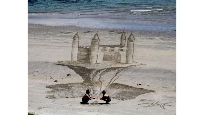 Illusione 3D sulla spiaggia: castello