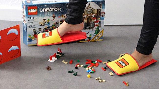Arrivano le pantofole ufficiali anti-LEGO Proteggi i tuoi piedi con le pantofole LEGO anti-mattoncino