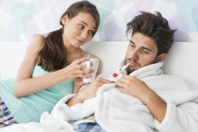 Un uomo sta male e una donna si prende cura di lui