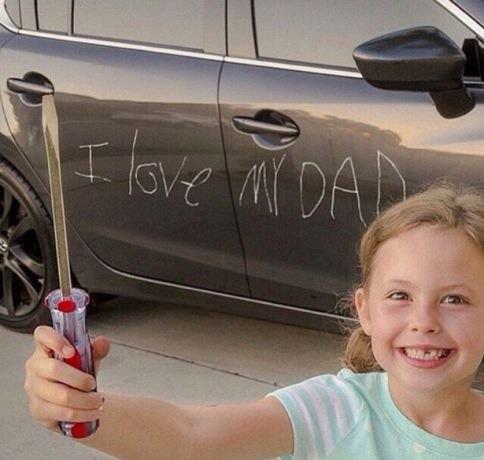 bambina che fa uno scherzo cattivo al papà