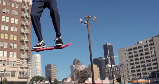 Lo skateboard volante antigravità Uno skateboard che si solleva da terra