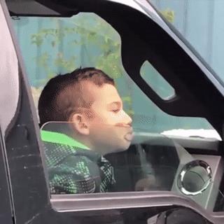 Un ragazzo con la faccia schiacciata su un finestrino - Le GIF più divertenti da scaricare e condividere su Facebook e WhatsApp