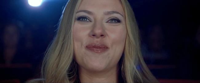 GIF di Scarlett Johansson che ride