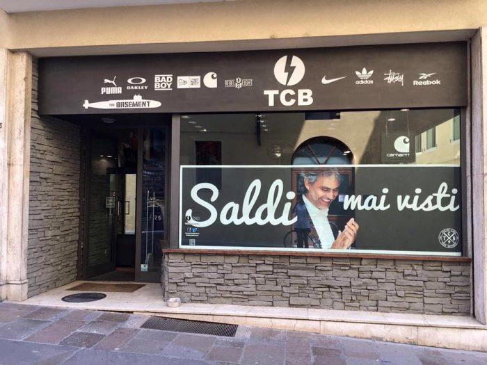 Vetrina con un meme di Bocelli come insegna