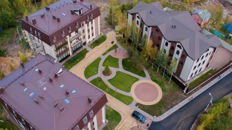 Il progetto del Veda Village comprende 7 condomini che possano ospitare 210 famiglie.