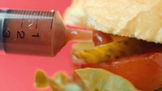 Gli stilisti del cibo rendono più bello e appetibile il cibo: ecco i loro trucchi Una scena del video Real food, but not really con l'hamburger