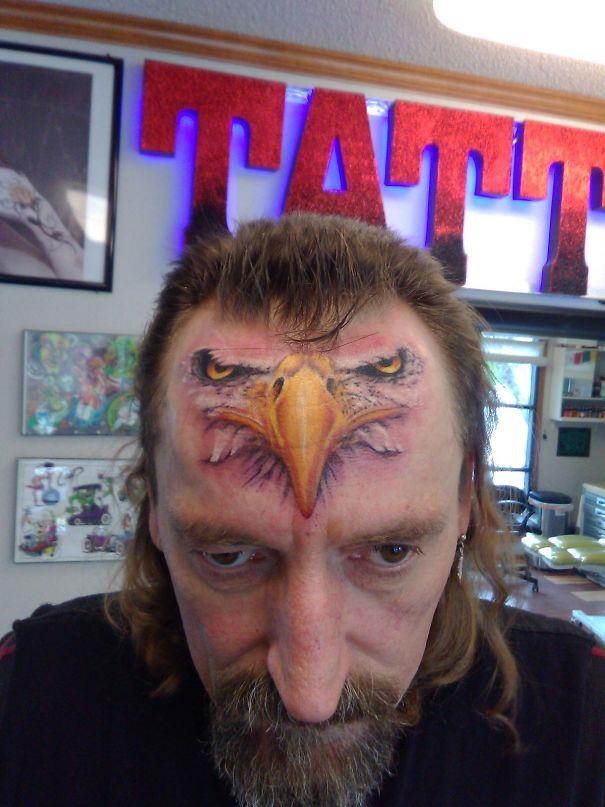 Un tatuaggio sulla fronte - I peggiori tatuaggi mai realizzati